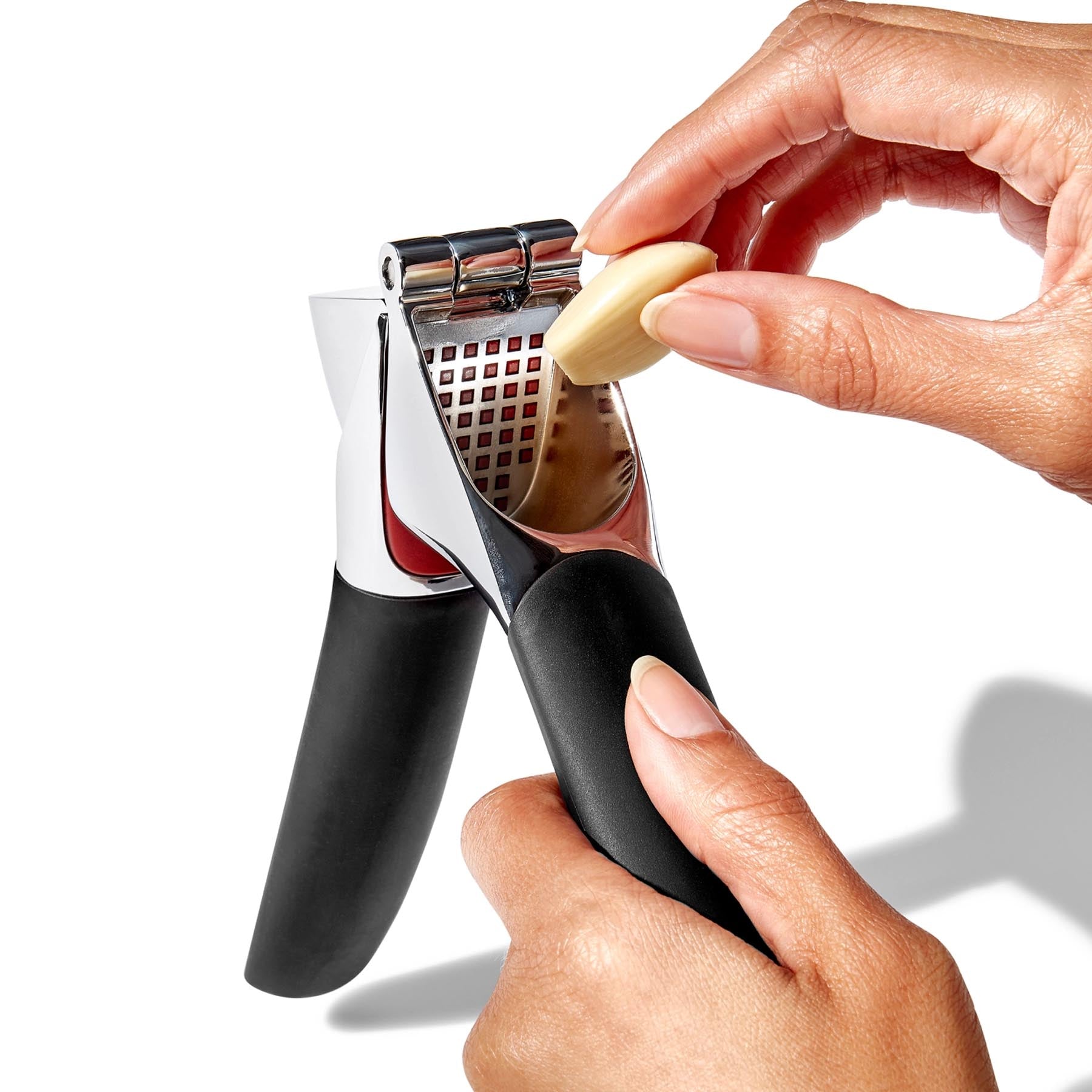 Moderne OXO Knoblauchpresse in elegantem Schwarz, ideal zum mühelosen Zerkleinern von Knoblauch und mit innovativem Selbstreinigungssystem.