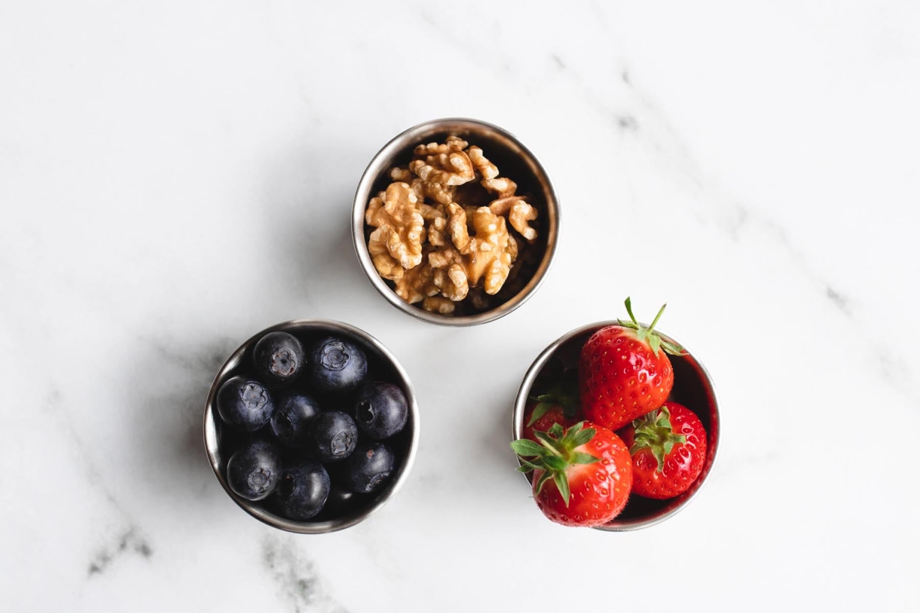 Stylisches 2er Set Snack-Container in Dunkelgrau und Matt-Schwarz, ideal für die Aufbewahrung von Snacks, sowohl für den Alltag als auch für Reisen.