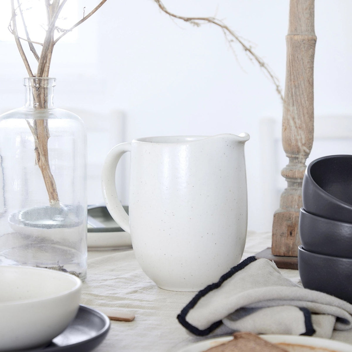 Beige Steinzeug-Kanne Pacifica Pitcher von Costa Nova mit rundem Ausguss und glatter Oberfläche, Fassungsvermögen 1.64 Liter, Höhe 17.8 cm.