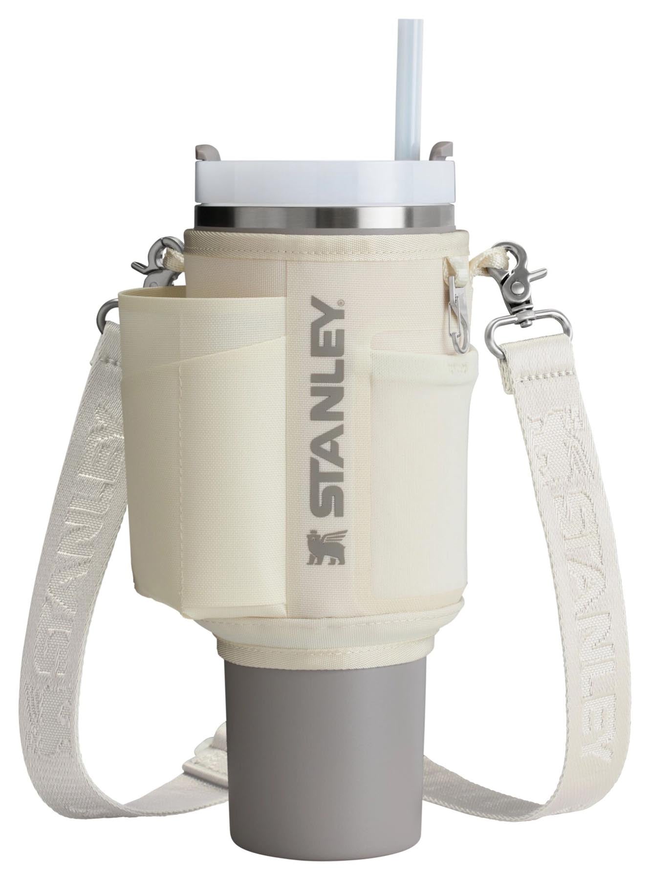 Elegante beige Stanley Thermosflasche mit 1,18 l Fassungsvermögen, perfekt für alle Abenteuer und hält deine Getränke den ganzen Tag über optimal temperiert.