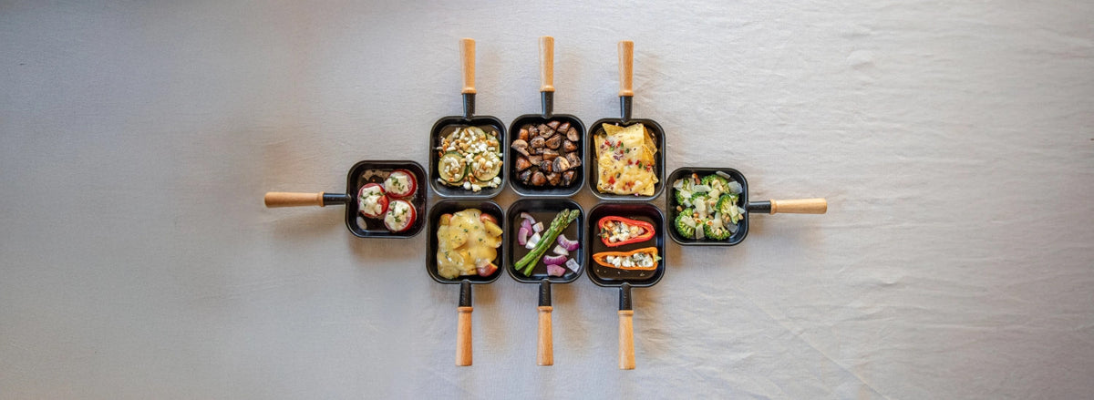 Party Raclette für 8 Personen 53.4x26cm H14.5cm Buche in Schwarz präsentiert im Onlineshop von KAQTU Design AG. Küchenhelfer ist von Boska