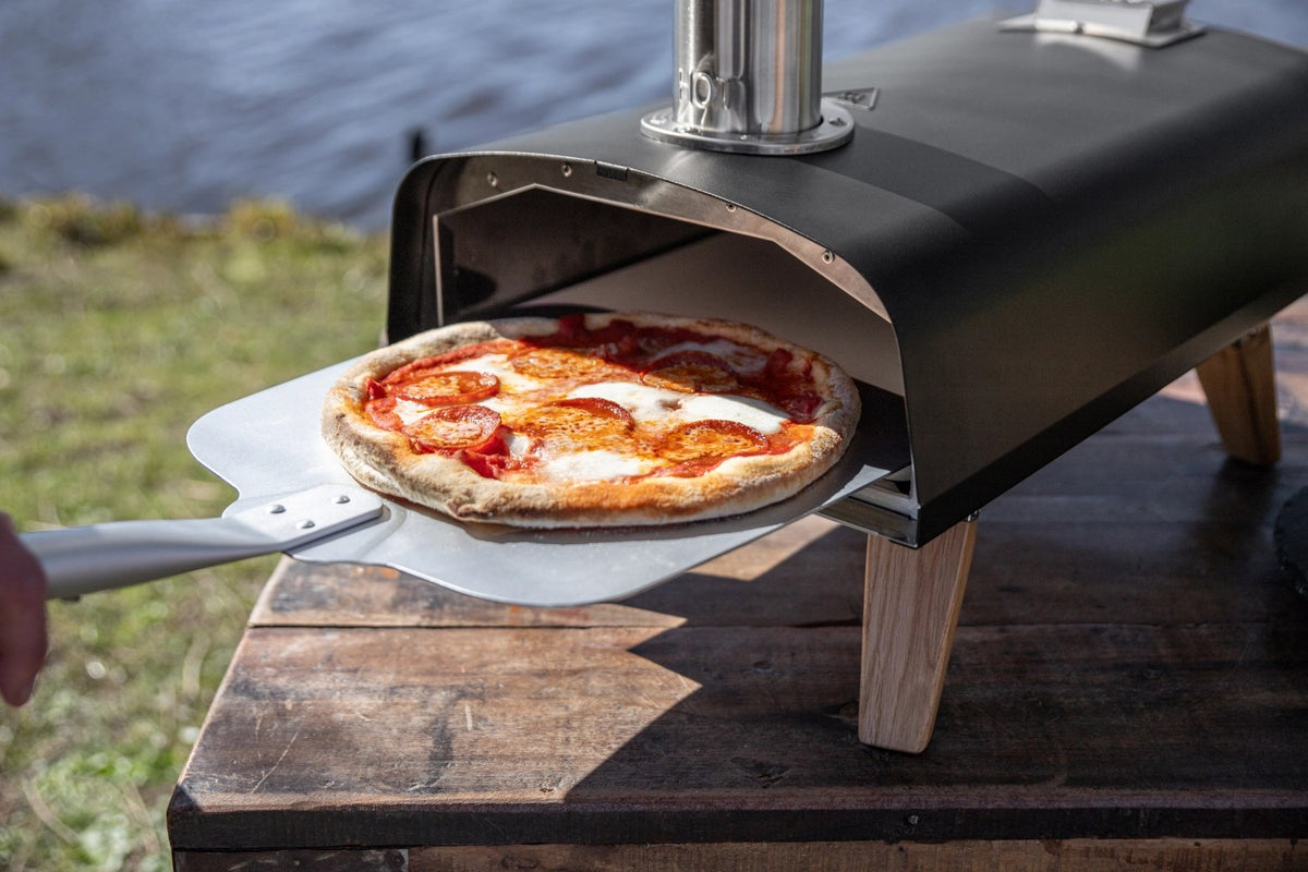 Schwarzer Pizzaofen für Pellets von Boska mit offener Feuertasse und Brennkammer, Grösse 69.9x36 cm, Höhe 72.5 cm.