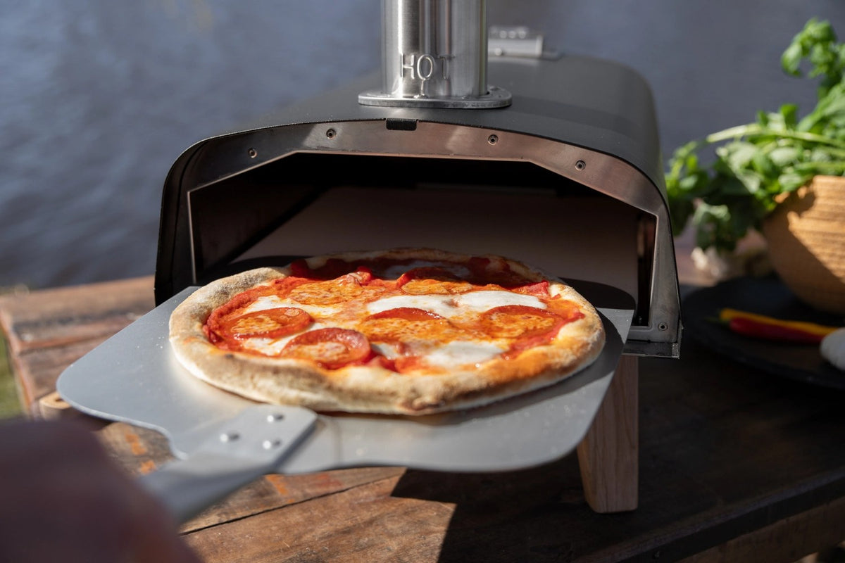 Schwarzer Pizzaofen für Pellets von Boska mit offener Feuertasse und Brennkammer, Grösse 69.9x36 cm, Höhe 72.5 cm.