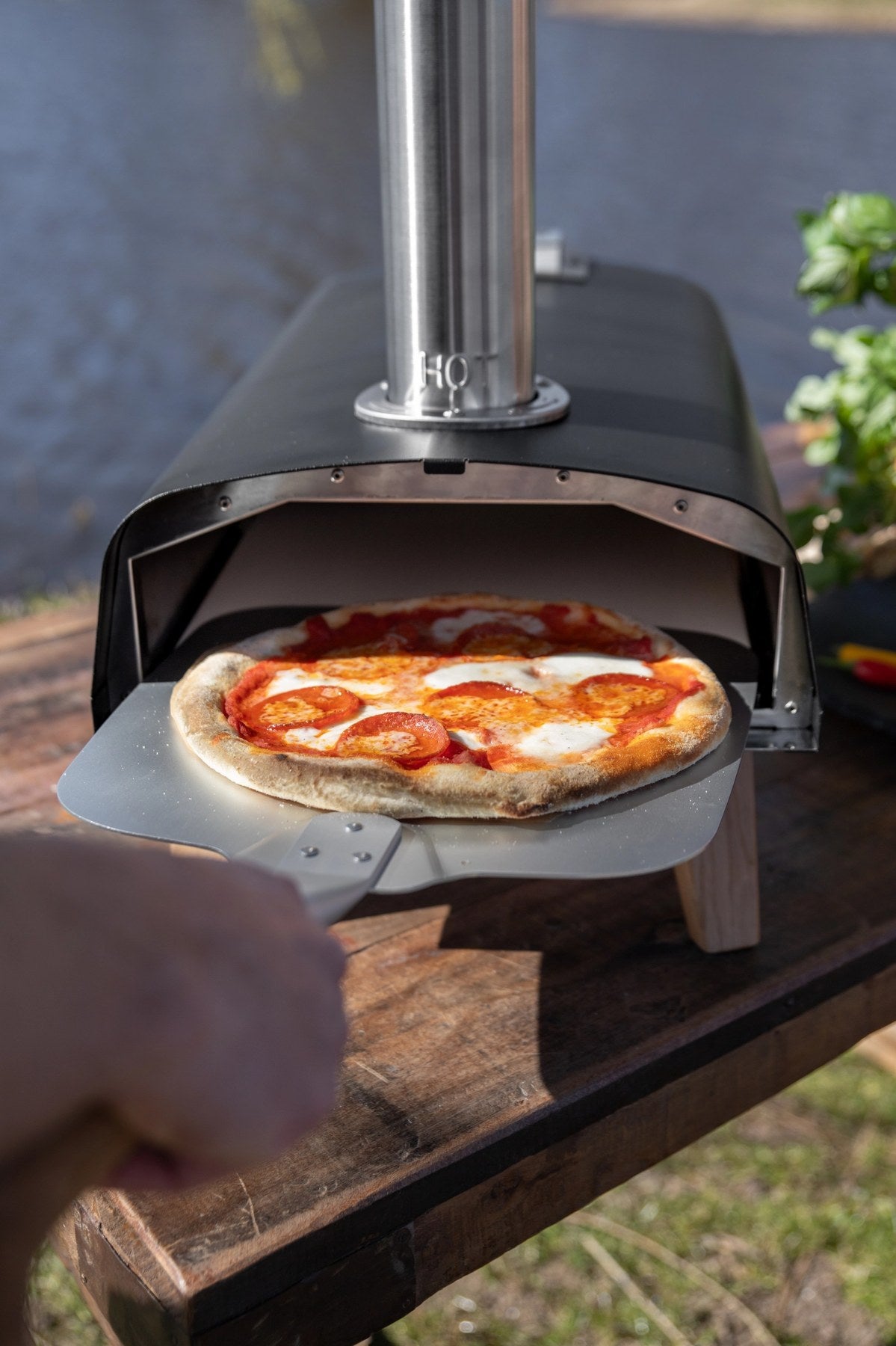 Schwarzer Pizzaofen für Pellets von Boska mit offener Feuertasse und Brennkammer, Grösse 69.9x36 cm, Höhe 72.5 cm.