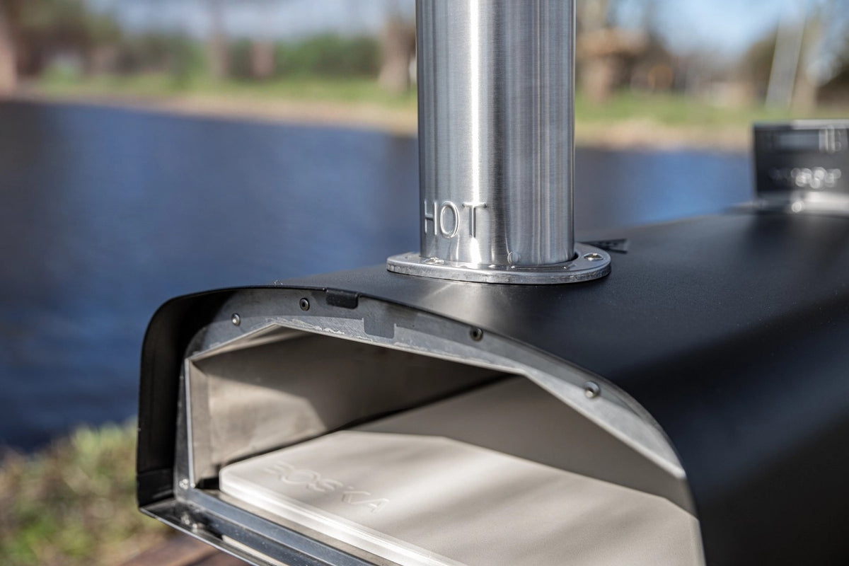 Schwarzer Pizzaofen für Pellets von Boska mit offener Feuertasse und Brennkammer, Grösse 69.9x36 cm, Höhe 72.5 cm.