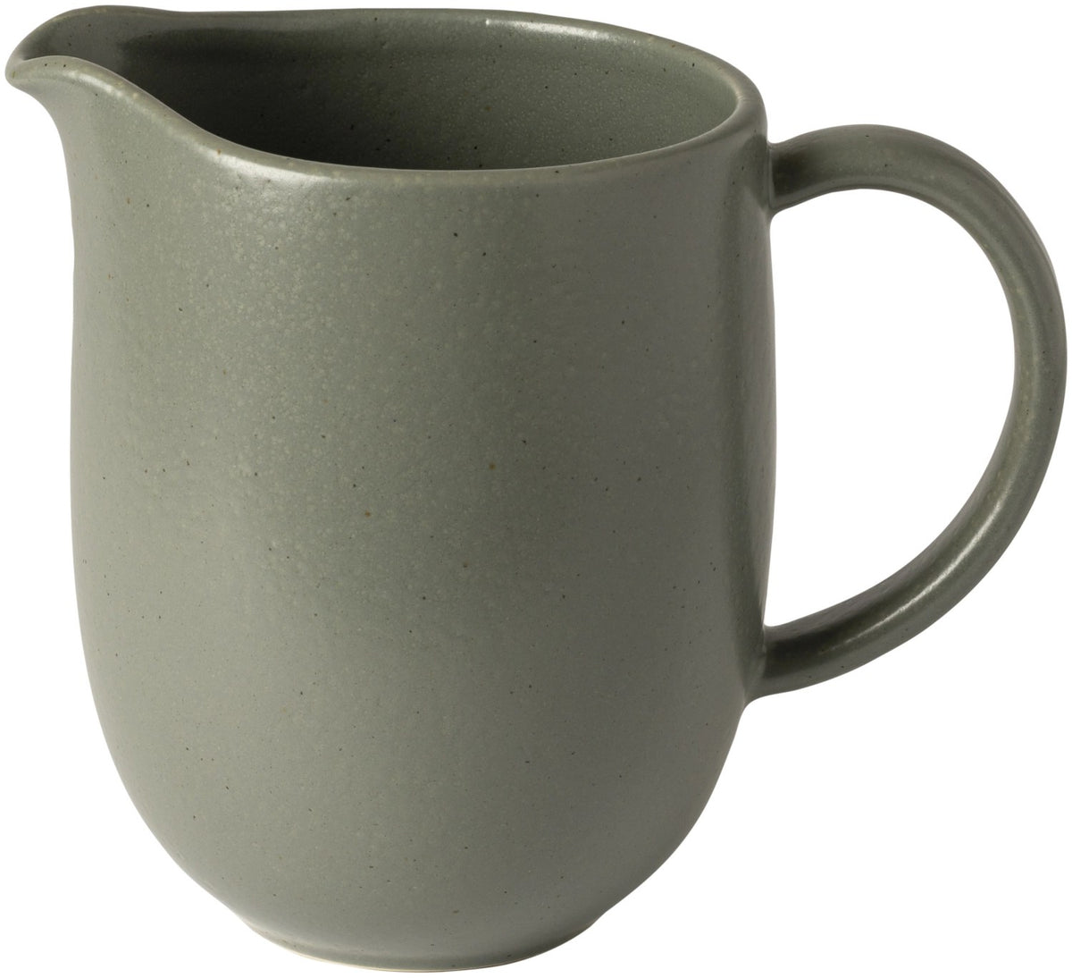 Grüne Steinzeug-Kanne Pacifica Pitcher von Costa Nova mit rundem Griff und schlanker Ausgussform, Farbe Artichoke, auf hellem Hintergrund.