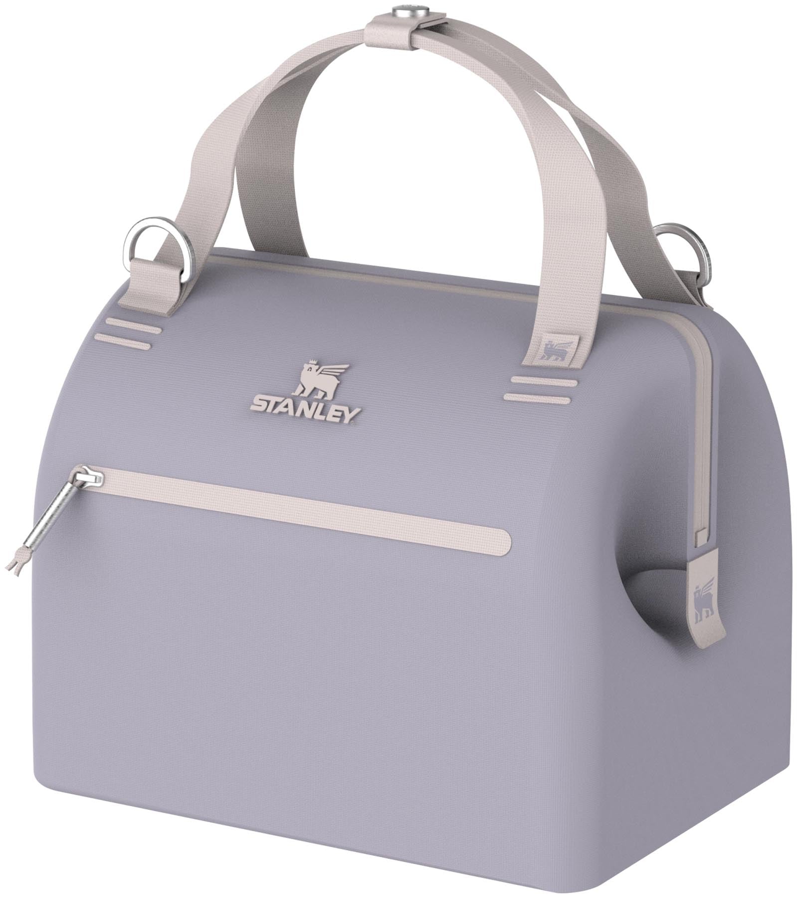 Stylische Kühltasche in Violett mit 7l Volumen, ideal für Ausflüge und Picknicks. Praktisch und funktional von Stanley.