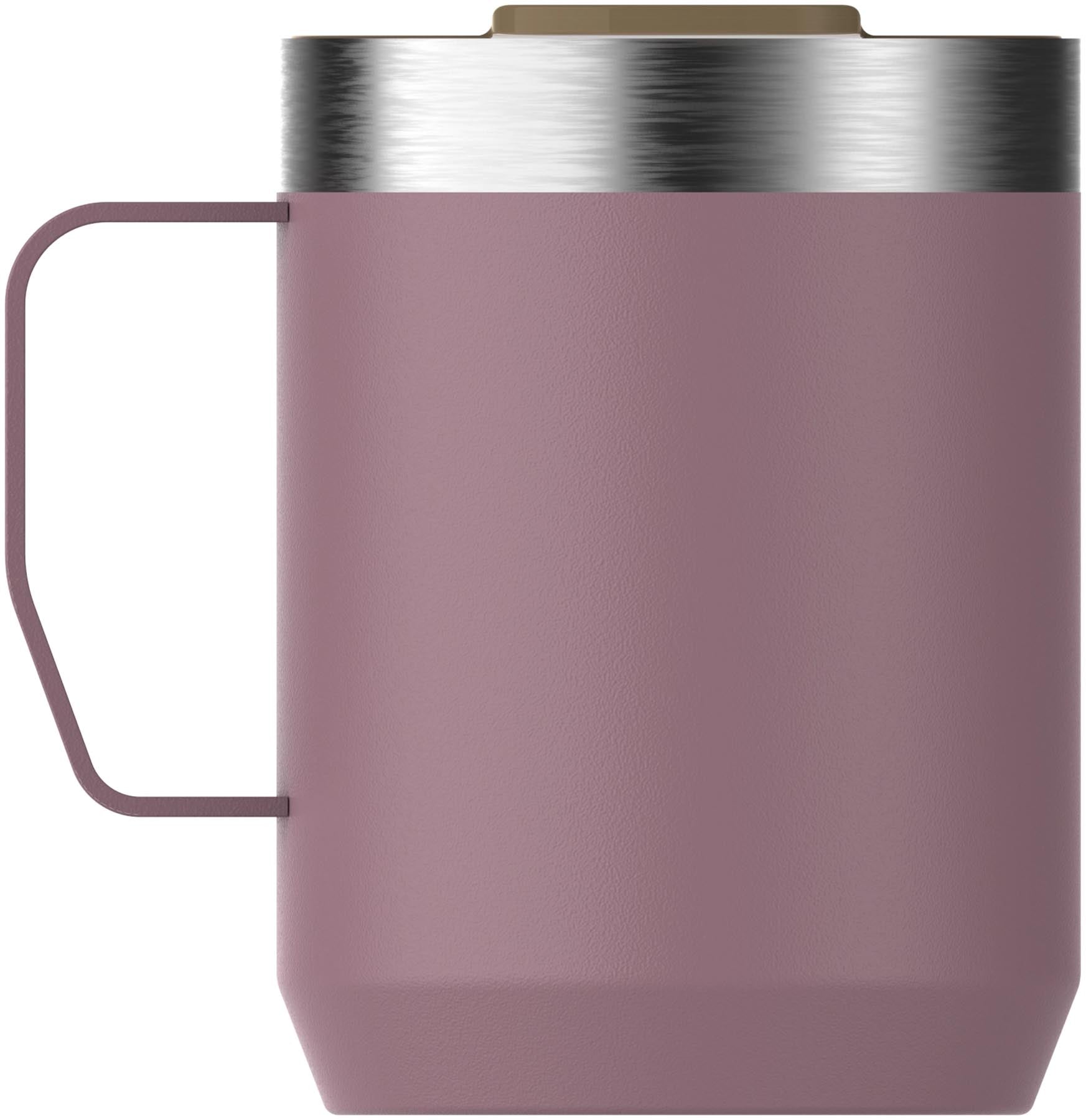 Stylischer Everyday Camp Mug in lila Rauchfarbe, ideal für unterwegs. Hochwertige Thermosflasche von Stanley für heiße und kalte Getränke.