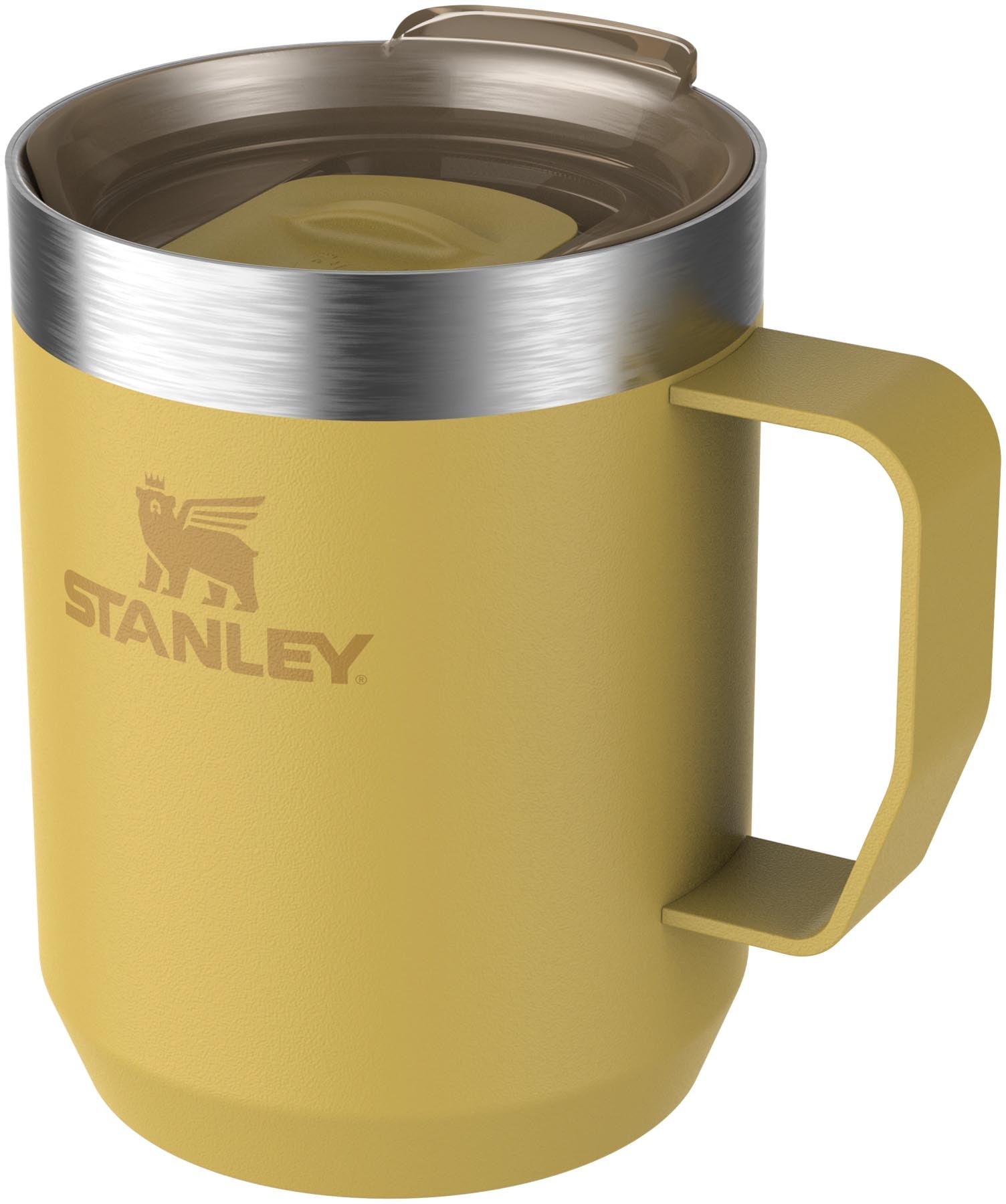 Praktischer Everyday Camp Mug in Dijon-Gelb von Stanley, perfekt für Abenteuer und den täglichen Genuss von heißen oder kalten Getränken.