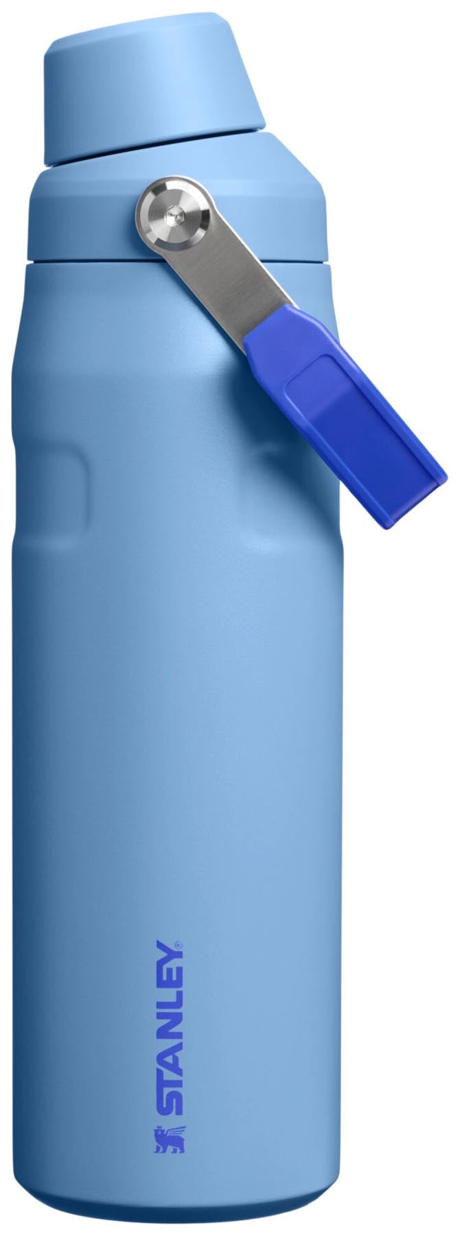 IceFlow Fast Flow Flasche 0.7l blue sky in Blau präsentiert im Onlineshop von KAQTU Design AG. Aufbewahrungsbehälter ist von Stanley
