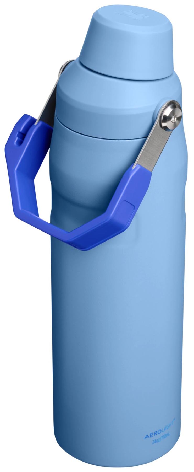 Stylische Stanley Thermosflasche IceFlow Fast Flow 0.7l in Himmelblau, ideal für kalte Getränke und unterwegs.