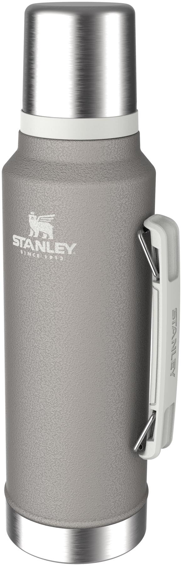 Robuste Stanley Thermosflasche in Hammertone Ash, 1.4l, perfekt für Outdoor-Abenteuer, hält Getränke lange heiß oder kalt.