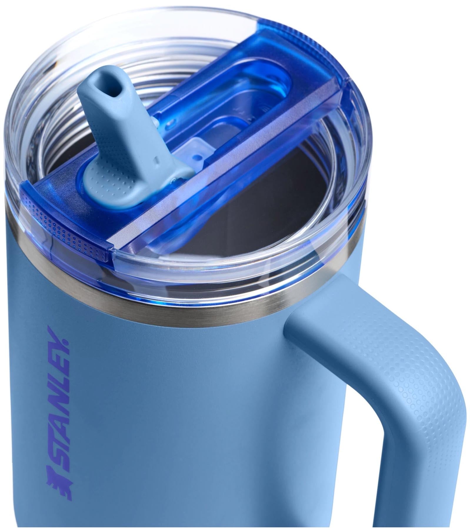 Stylische Thermosflasche Quencher ProTour mit Flip Straw in Himmelblau, perfekt für Durstlöscher unterwegs und aktive Lebensstile.