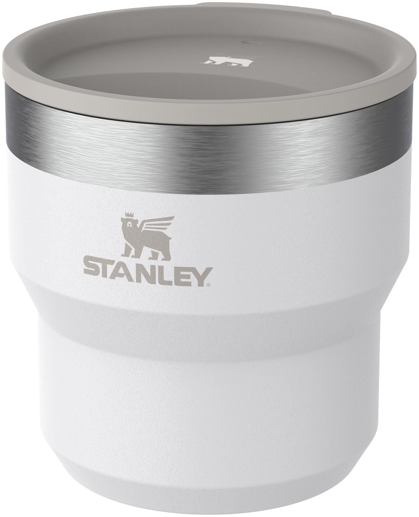 Stylische Stay Hot Stacking Camp Tasse 0.29l in frostigem Weiß von Stanley, perfekt für heiße Getränke bei Outdoor-Abenteuern.