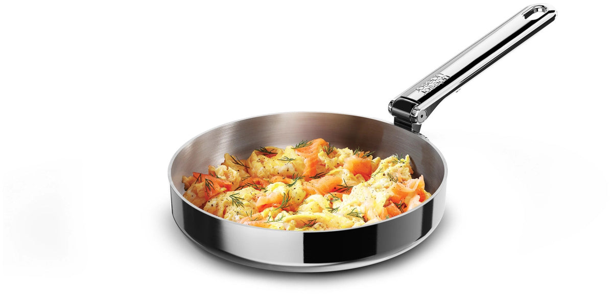 Space Steel Bratpfanne D20cm Edelstahl mit Klappgriff in Silber präsentiert im Onlineshop von KAQTU Design AG. Bratpfanne ist von Joseph Joseph