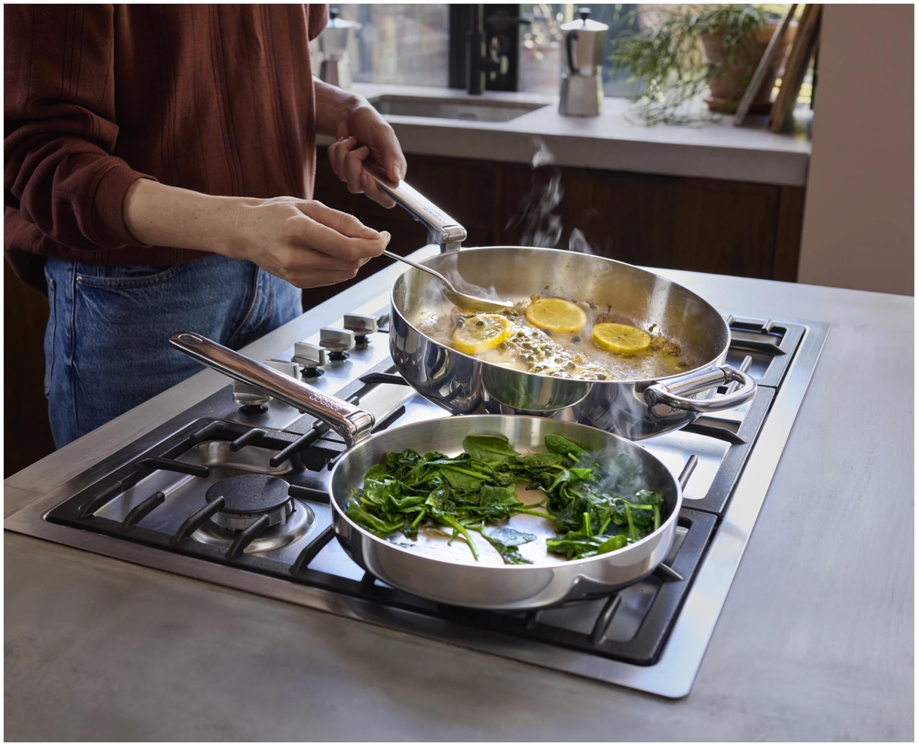 Elegante 20 cm Bratpfanne aus robustem Edelstahl mit praktischem Klappgriff, ideal für effizientes Kochen und ansprechende Präsentation.