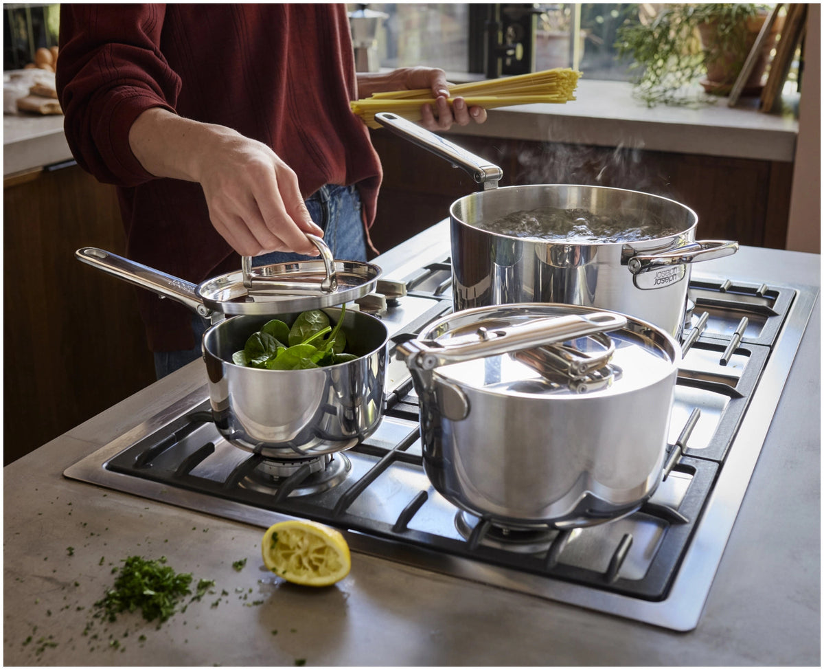 3er Set Space Steel Stielkasserolle Klappgriff 15+19+23cm in Silber präsentiert im Onlineshop von KAQTU Design AG. Stielkasserolle ist von Joseph Joseph