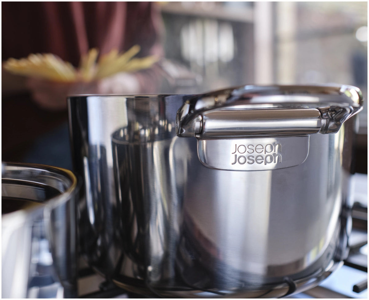 3er Set Space Steel Stielkasserolle Klappgriff 15+19+23cm in Silber präsentiert im Onlineshop von KAQTU Design AG. Stielkasserolle ist von Joseph Joseph