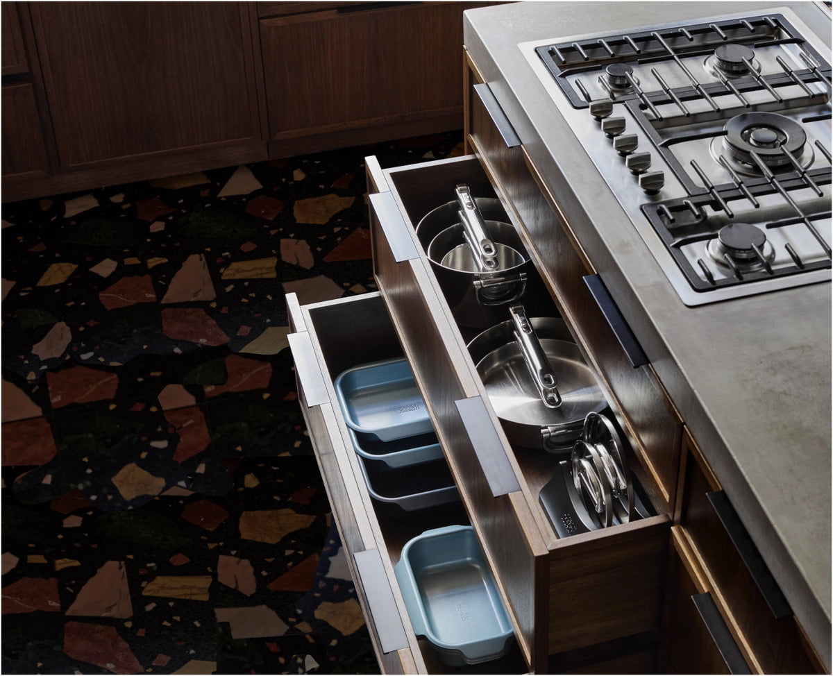 5er Set Space Steel Pfannenset Klappgriff 15+19+23+24+28cm in Silber präsentiert im Onlineshop von KAQTU Design AG. Kochtopfset ist von Joseph Joseph