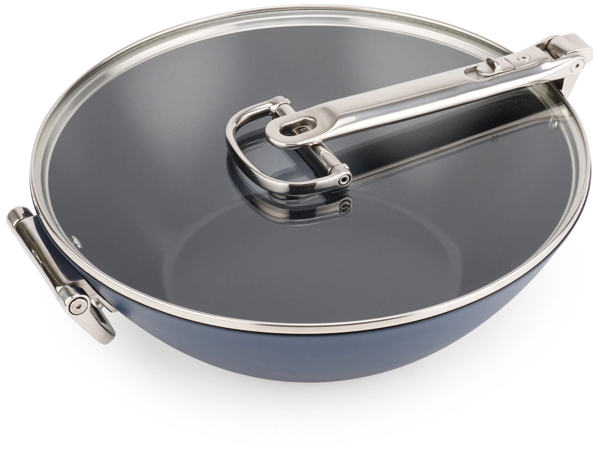 Space Wok D32cm Edelstahl mit Klappgriff und Deckel antihaft in Silber präsentiert im Onlineshop von KAQTU Design AG. Wok Pfanne ist von Joseph Joseph