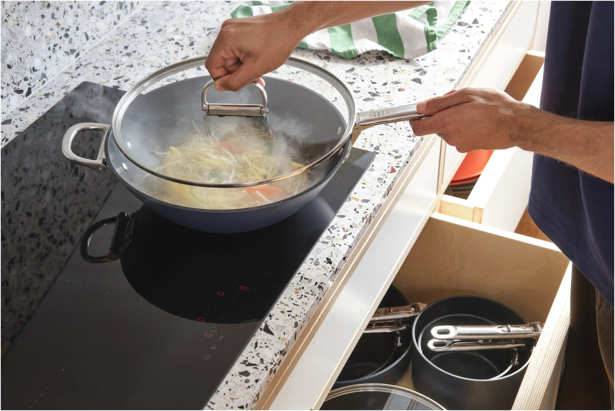 Space Wok D32cm Edelstahl mit Klappgriff und Deckel antihaft in Silber präsentiert im Onlineshop von KAQTU Design AG. Wok Pfanne ist von Joseph Joseph