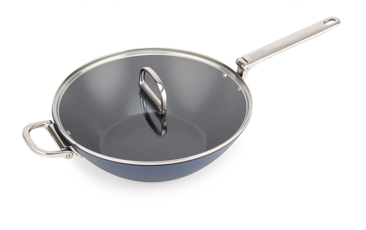 Space Wok D32cm Edelstahl mit Klappgriff und Deckel antihaft in Silber präsentiert im Onlineshop von KAQTU Design AG. Wok Pfanne ist von Joseph Joseph