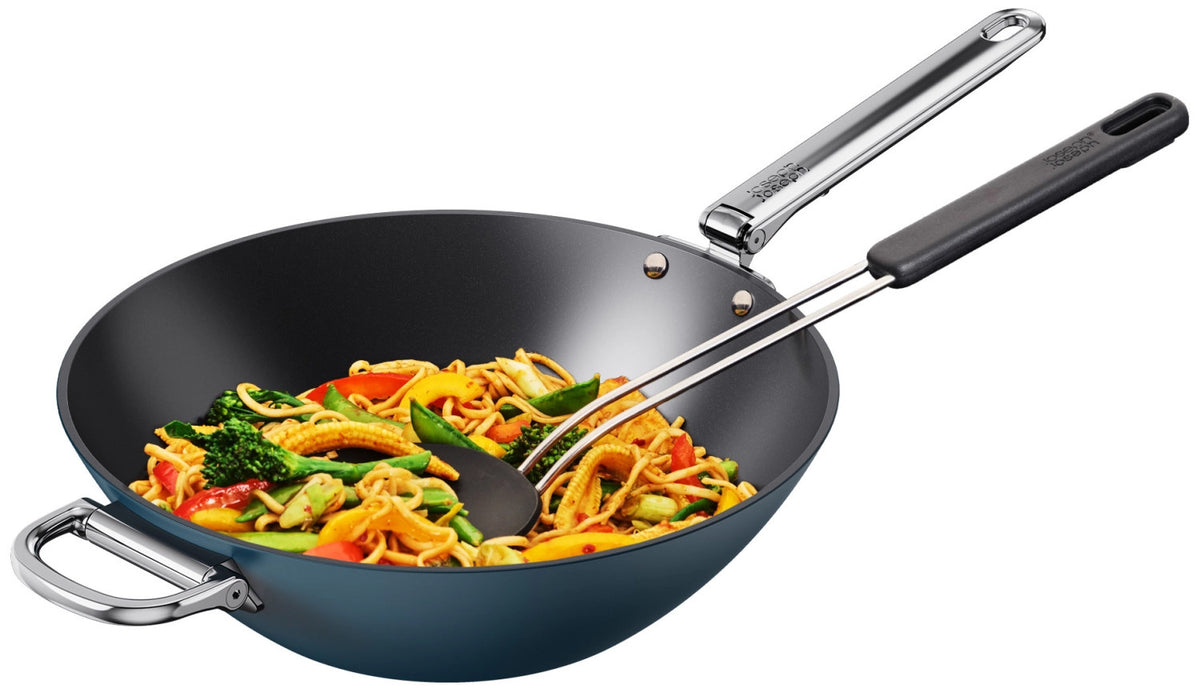 Space Wok D32cm Edelstahl mit Klappgriff und Deckel antihaft in Silber präsentiert im Onlineshop von KAQTU Design AG. Wok Pfanne ist von Joseph Joseph
