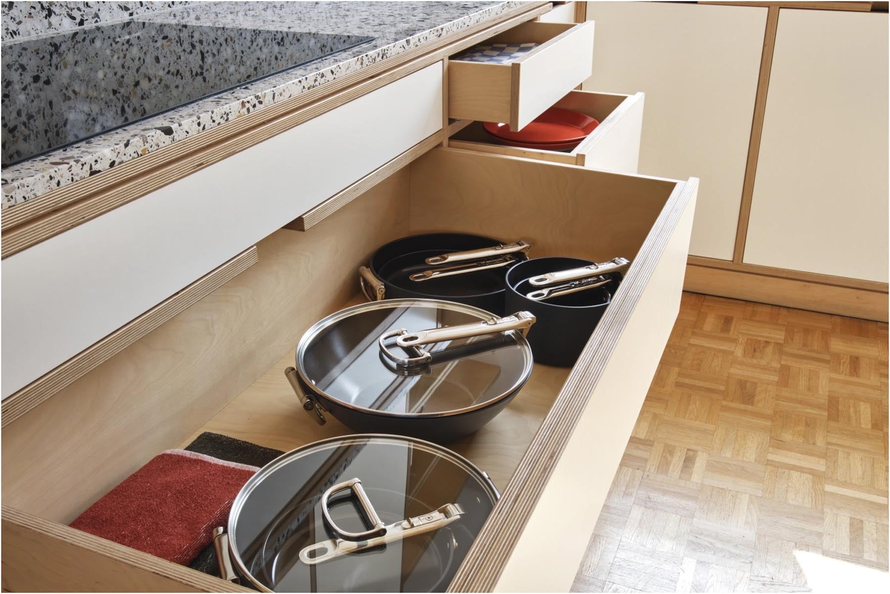 Eleganter Space Wok aus Edelstahl mit klappbarem Griff und antihaftbeschichtetem Deckel, ideal für vielseitiges Kochen und Braten.