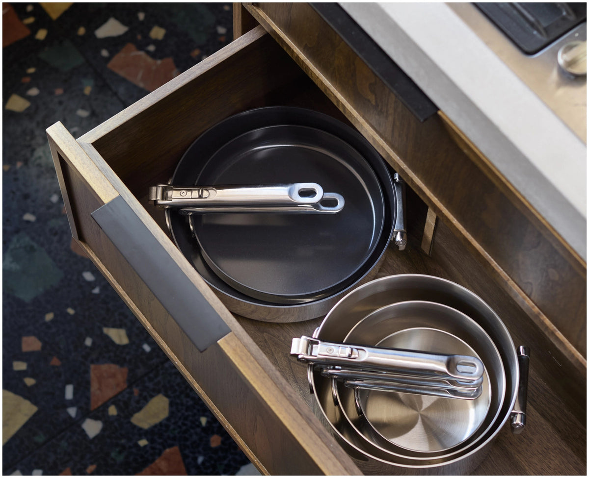 Space Steel Bratpfanne D28cm Edelstahl Klappgriff antihaft in Silber präsentiert im Onlineshop von KAQTU Design AG. Bratpfanne ist von Joseph Joseph