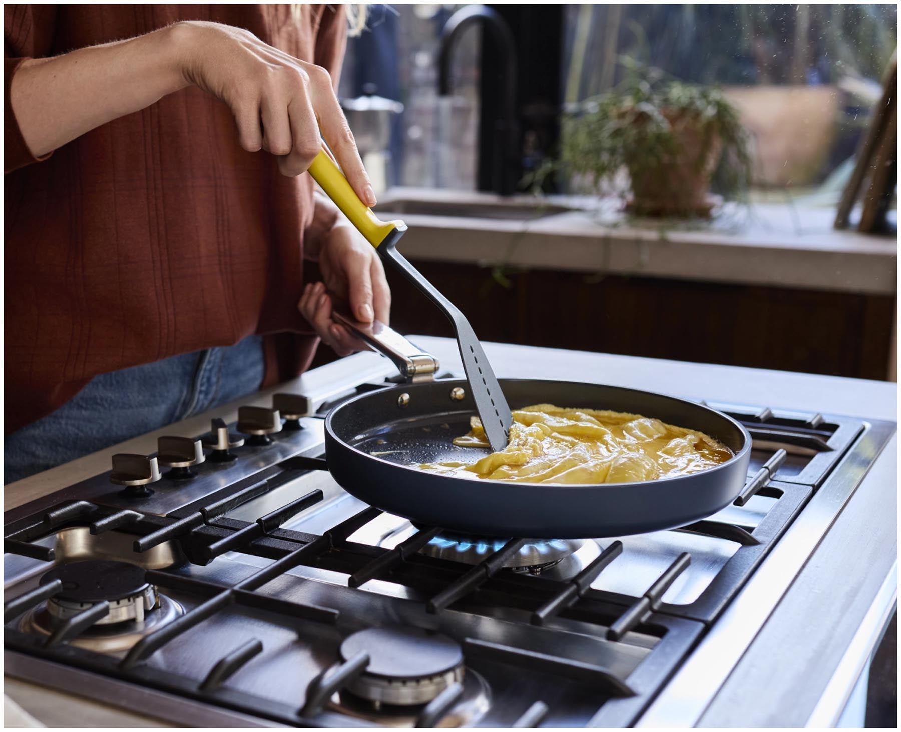 Moderne flache Bratpfanne D30cm mit innovativem Klappgriff in stilvollem Blau, perfekt für kreative Kochideen und einfache Handhabung.