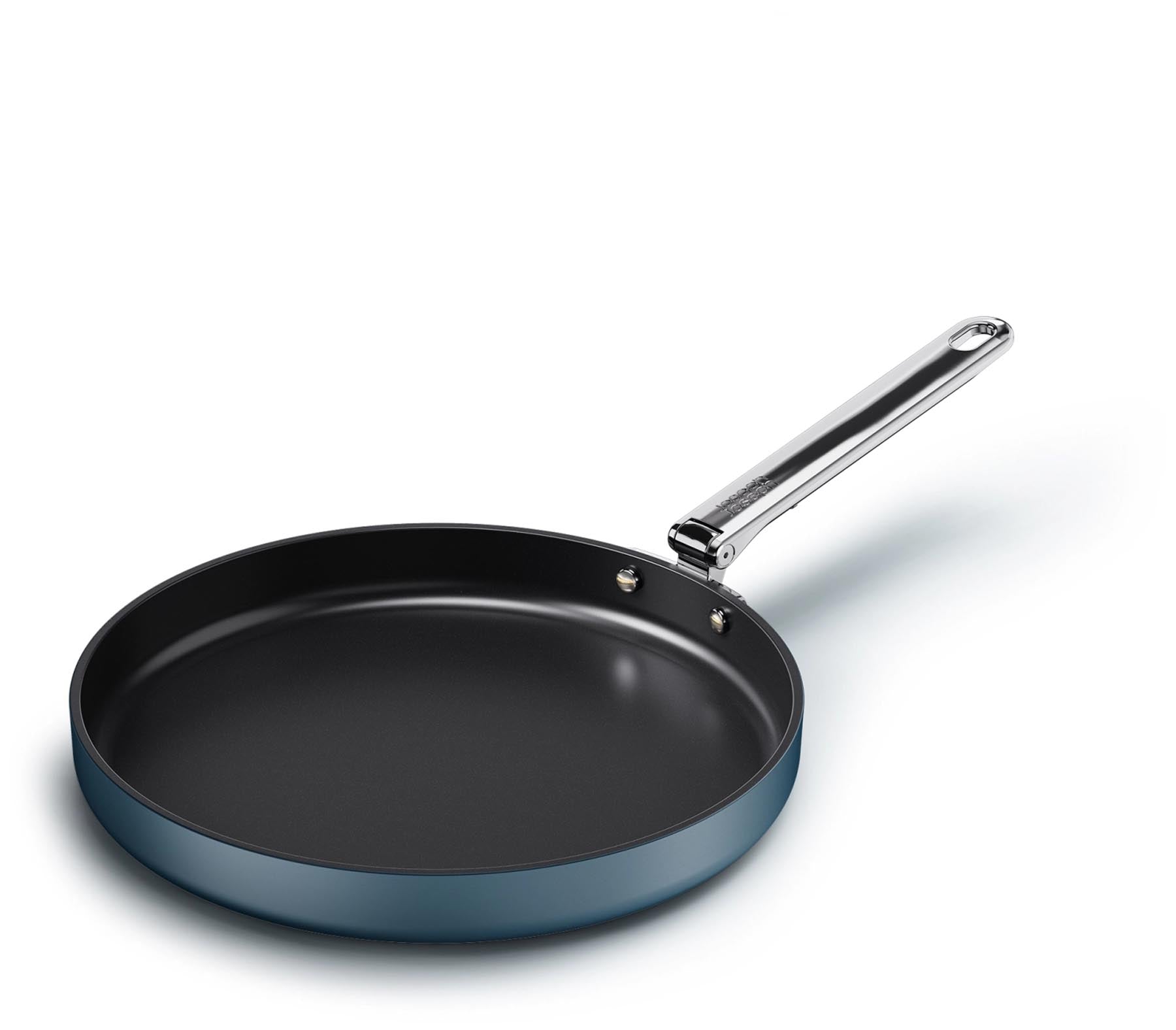 Moderne flache Bratpfanne von Joseph Joseph, Durchmesser 30 cm, mit innovativem Klappgriff für einfache Handhabung und platzsparende Lagerung.