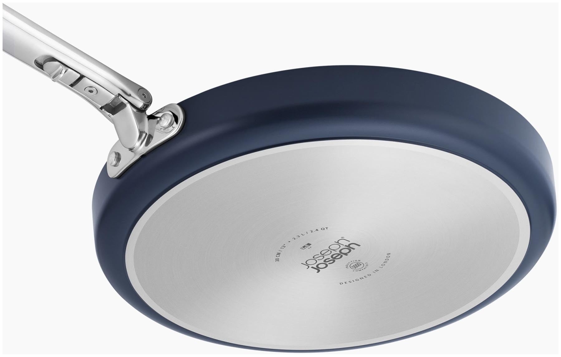 Moderne flache Bratpfanne von Joseph Joseph, Durchmesser 30 cm, mit innovativem Klappgriff für einfache Handhabung und platzsparende Lagerung.