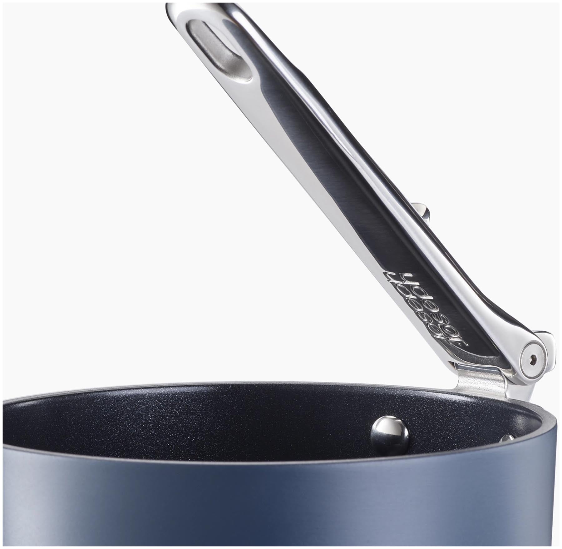 Elegantes 3er Set Space Stack Kochtöpfe von Joseph Joseph, antihaftbeschichtet, perfekt für platzsparendes Kochen und einfache Handhabung.