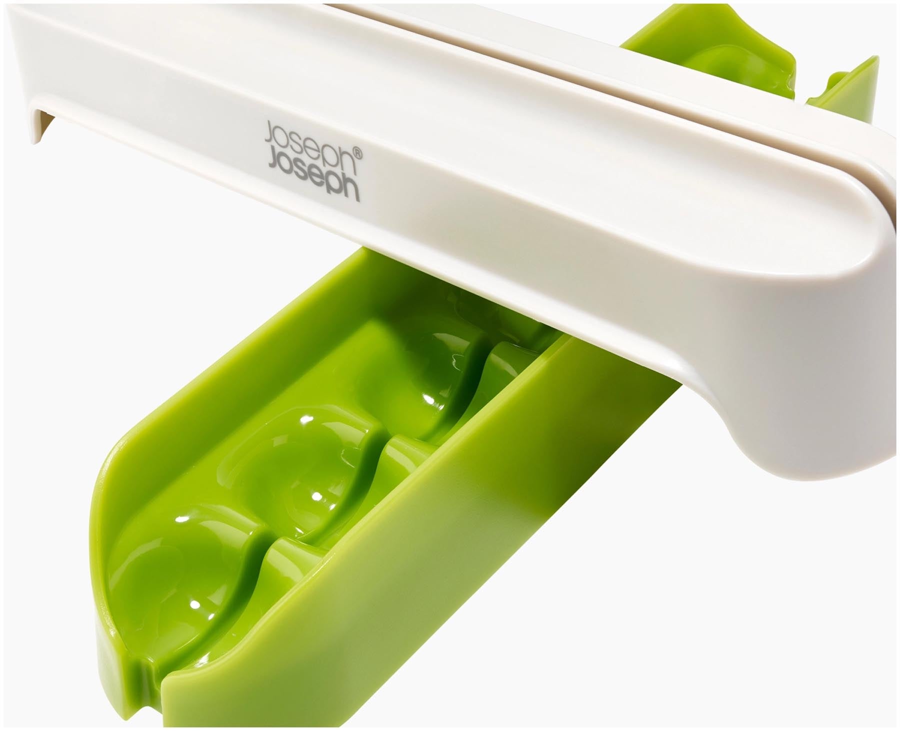 Innovative Halve-It Schneidehilfe von Joseph Joseph in leuchtendem Grün, perfekt für müheloses und genaues Teilen von Obst und Gemüse.