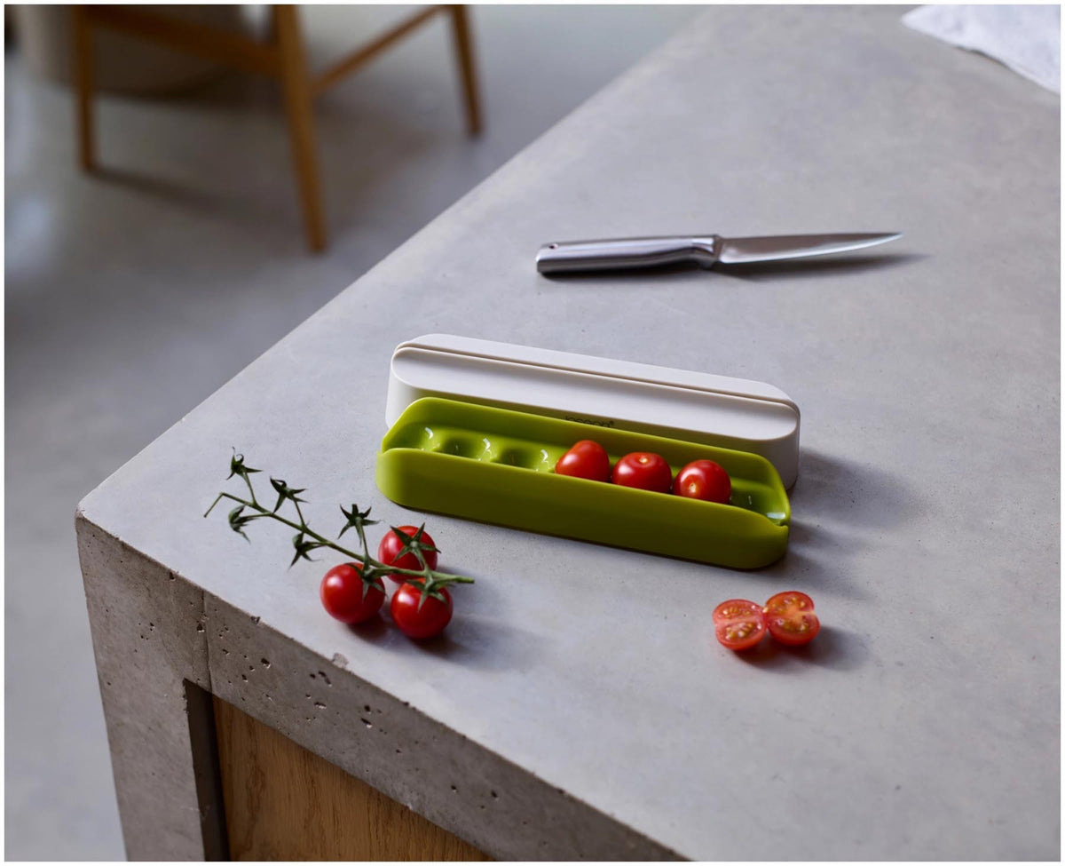 Halve-It Lebensmittel Schneidehilfe in Grün präsentiert im Onlineshop von KAQTU Design AG. Schneider und Stecher ist von Joseph Joseph