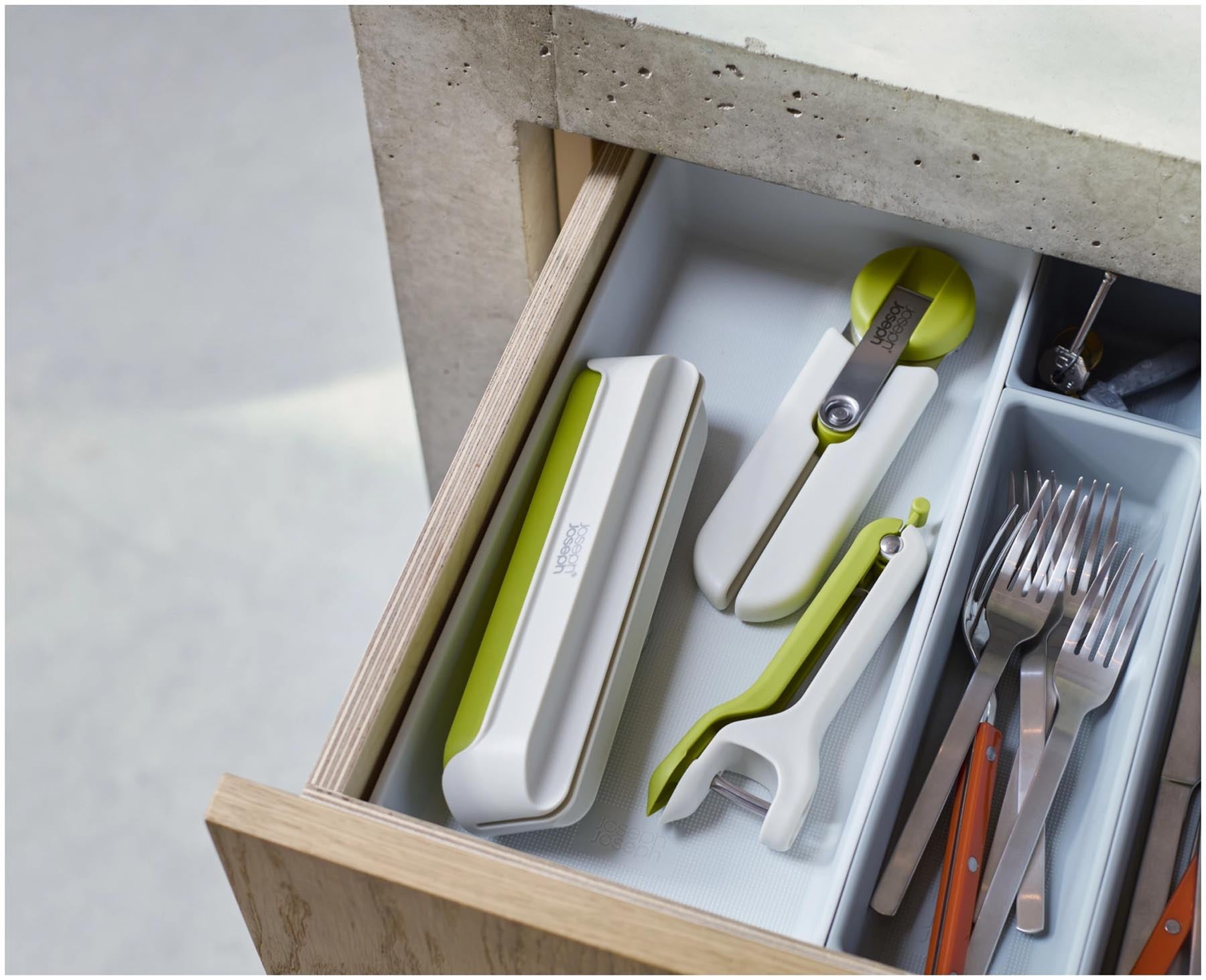 Innovative Halve-It Schneidehilfe von Joseph Joseph in lebhaftem Grün, perfekt für das mühelose und gleichmäßige Teilen von Obst und Gemüse.
