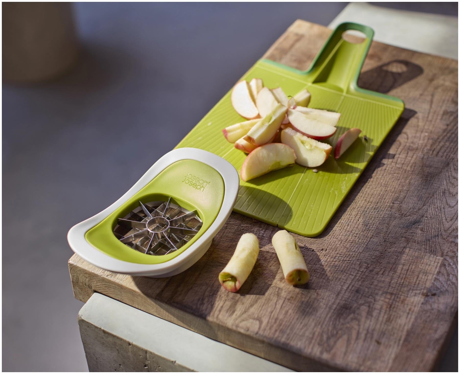 Praktischer 2-in-1 Apfel- und Kartoffelschneider von Joseph Joseph in lebhaftem Grün, ideal für schnelles und einfaches Schneiden.