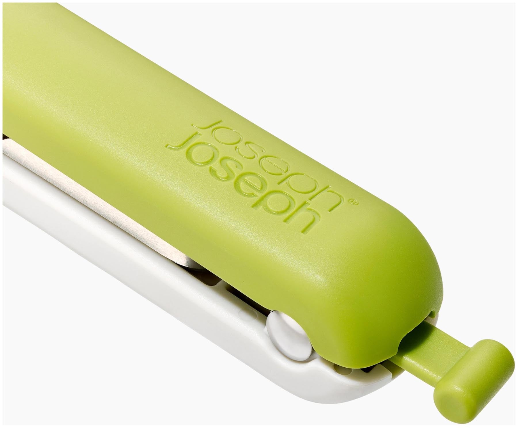 Praktischer Tweezy 2-in-1 Entkerner von Joseph Joseph in frischem Grün, ideal für schnelles Entkernen und exaktes Schneiden von Obst.
