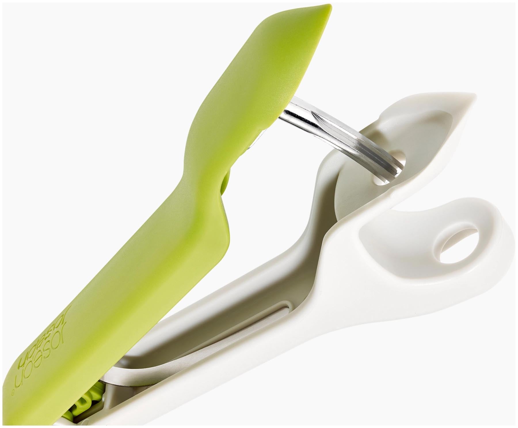 Stylischer Tweezy 2-in-1 Entkerner von Joseph Joseph in lebhaftem Grün, perfekt für müheloses Entkernen und präzises Schneiden von Früchten.