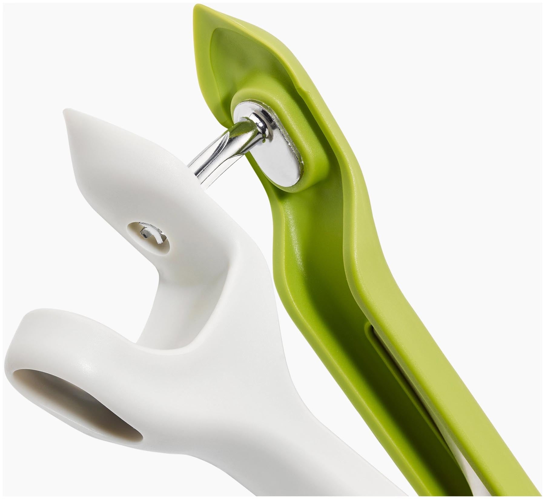 Praktischer Tweezy 2-in-1 Entkerner von Joseph Joseph in frischem Grün, ideal für schnelles Entkernen und exaktes Schneiden von Obst.
