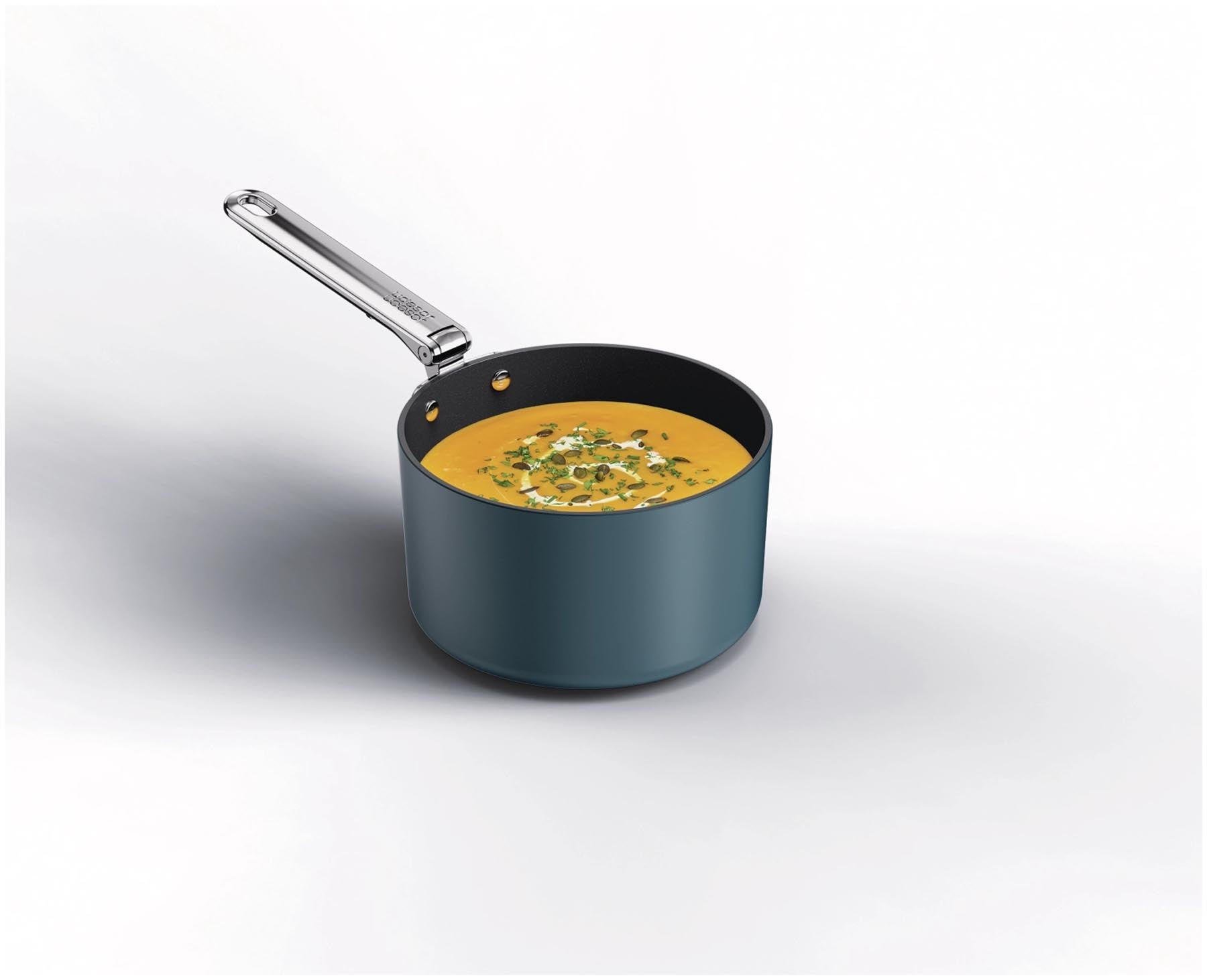 Praktisches 3-teiliges Set von Joseph Joseph: Stielkasserollen in 15, 19 und 23 cm mit zwei schützenden Pfannenschonern für schonendes Kochen.