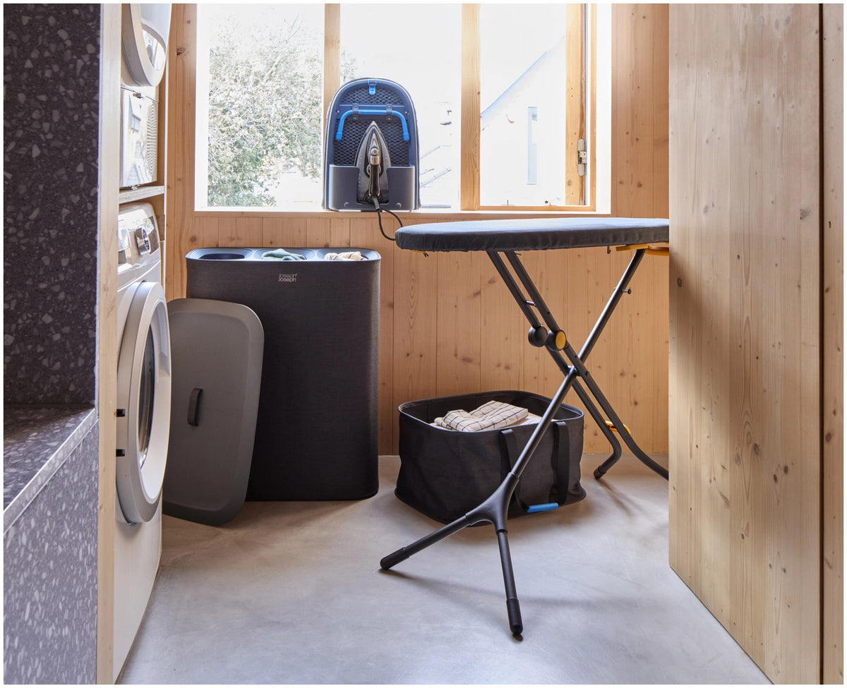 Hold-All Wäschekorb faltbar 35l carbon black in Schwarz präsentiert im Onlineshop von KAQTU Design AG. Wäschekorb ist von Joseph Joseph