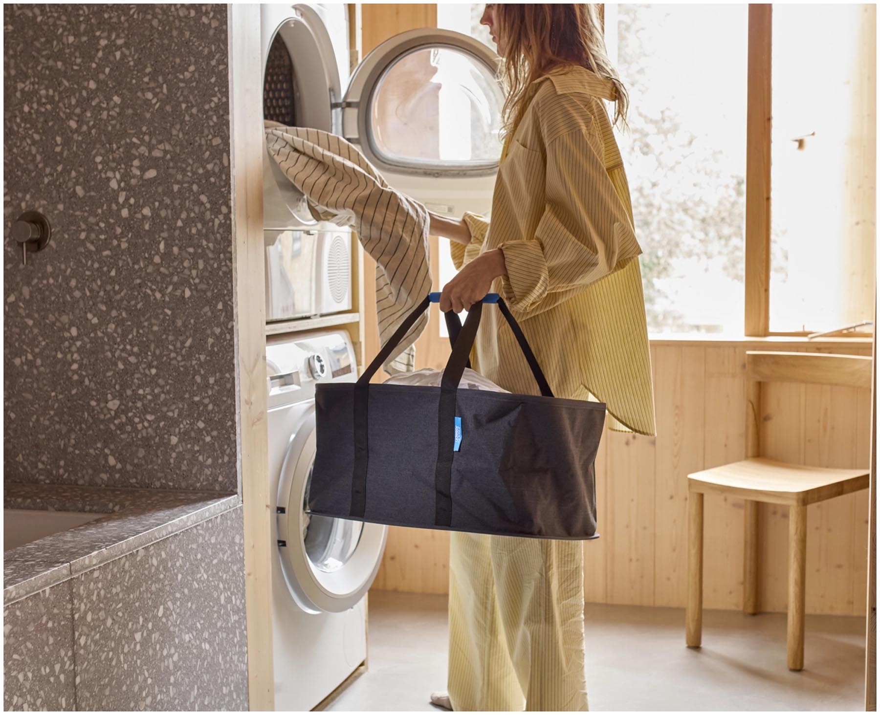 Eleganter, faltbarer Wäschekorb in Carbon Black, perfekt für 35 Liter Wäsche. Praktisch für platzsparende Aufbewahrung und modernes Design.