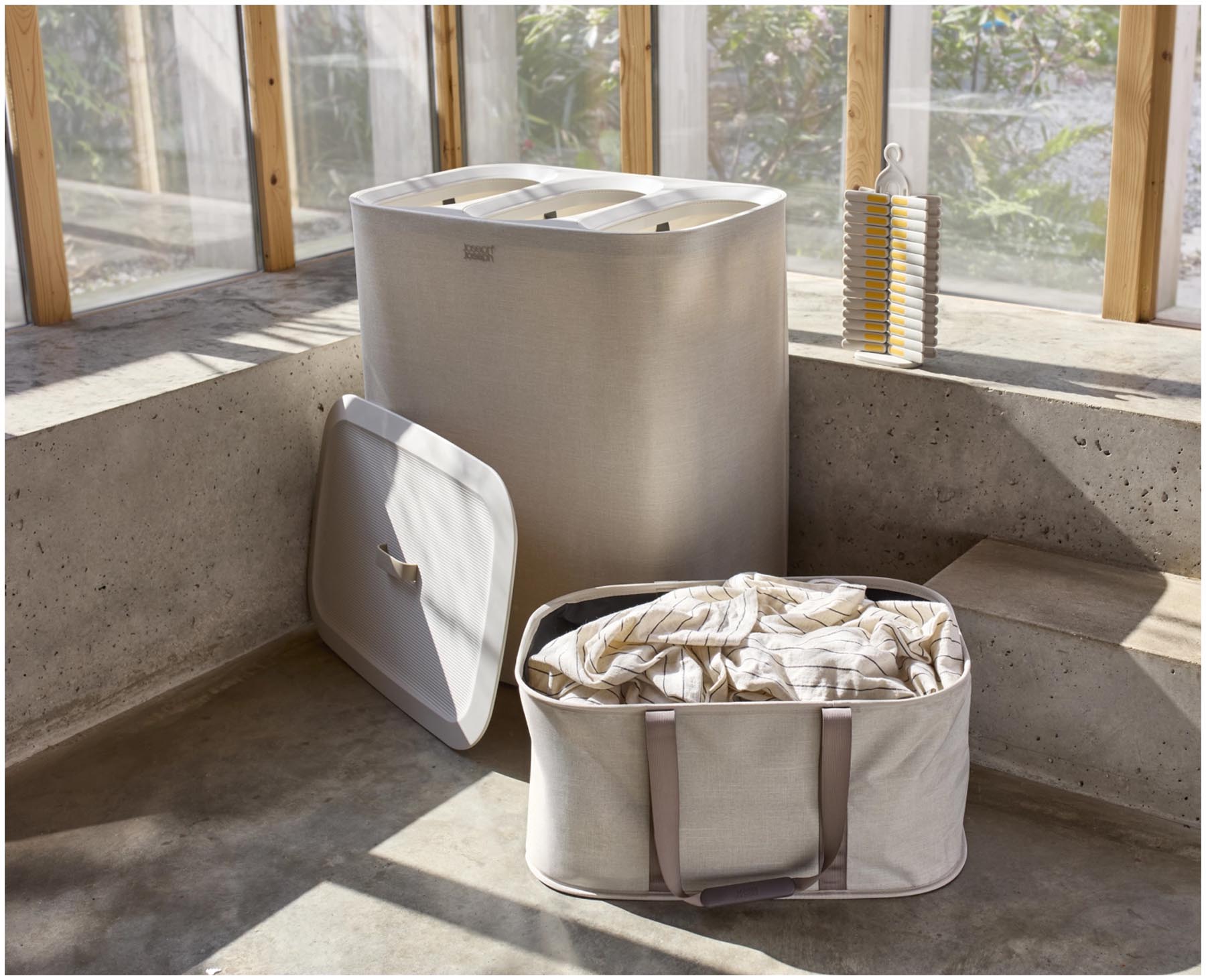 Eleganter, faltbarer Wäschekorb in sanftem Ecru, 35l Volumen, perfekt für stilbewusste Haushalte. Funktionalität trifft modernes Design von Joseph Joseph.