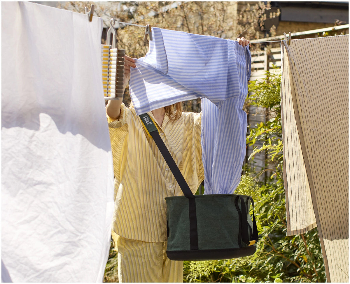 Hold-All Wäschekorb faltbar outdoor 45l grün in Grün präsentiert im Onlineshop von KAQTU Design AG. Wäschekorb ist von Joseph Joseph