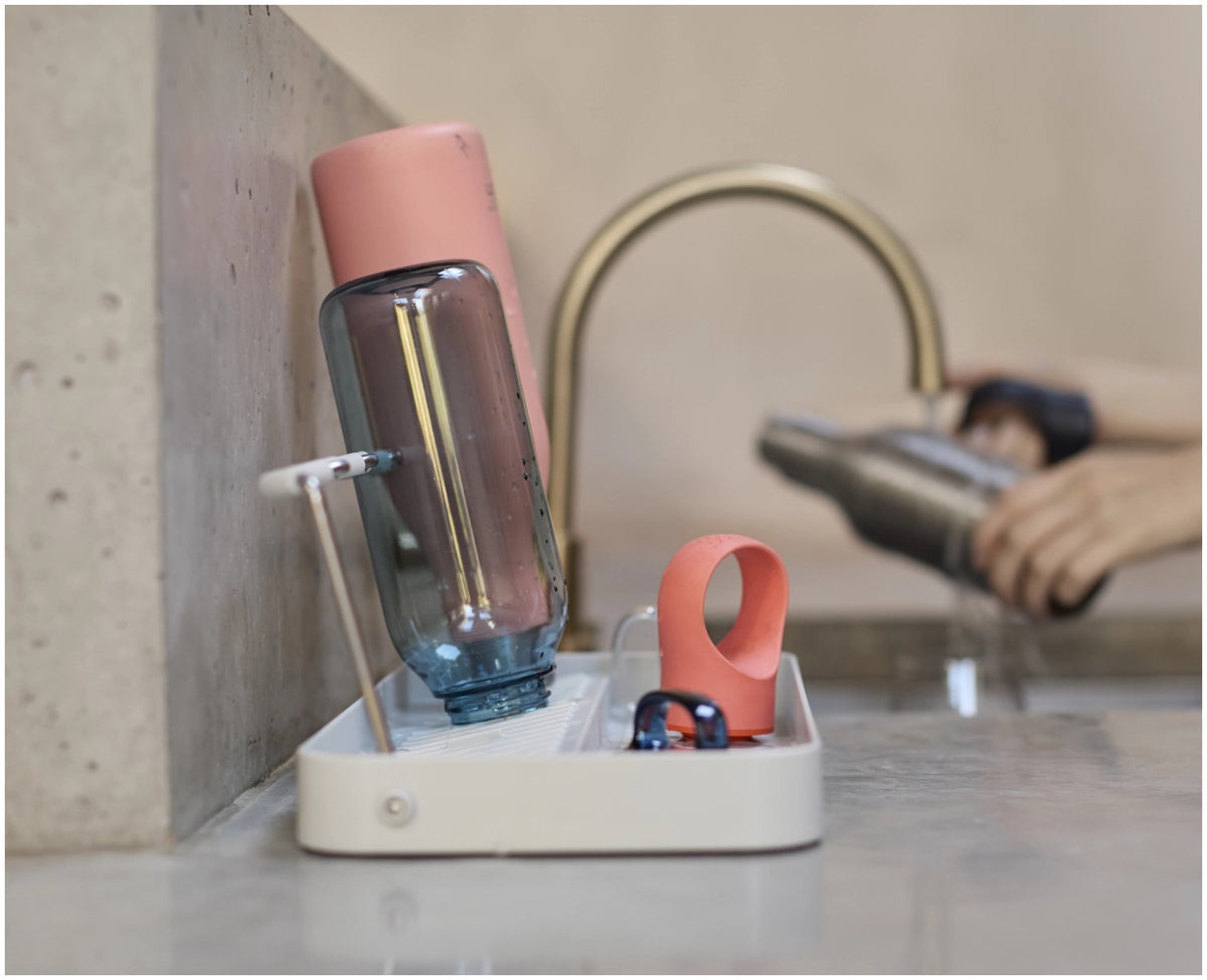 DrySmart Abtropfgestell Trinkflaschen in Grau präsentiert im Onlineshop von KAQTU Design AG. Trinkflasche Zubehör ist von Joseph Joseph