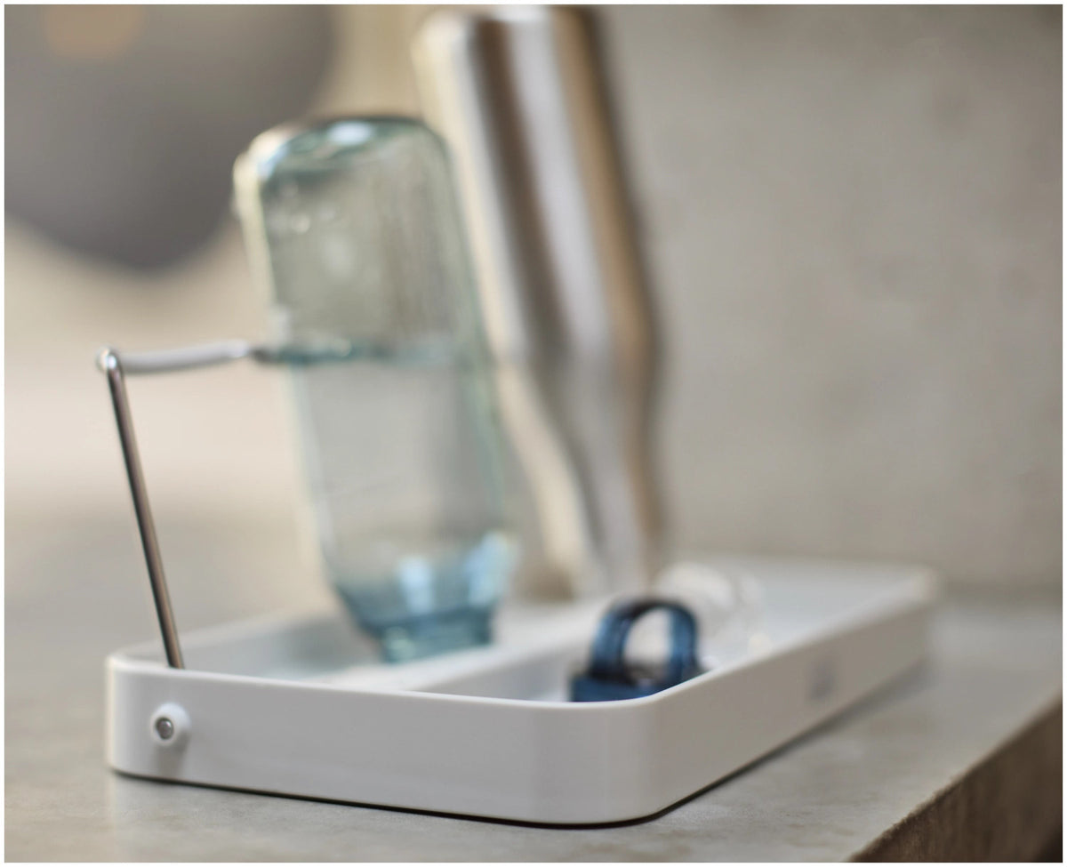 DrySmart Abtropfgestell Trinkflaschen in Grau präsentiert im Onlineshop von KAQTU Design AG. Trinkflasche Zubehör ist von Joseph Joseph