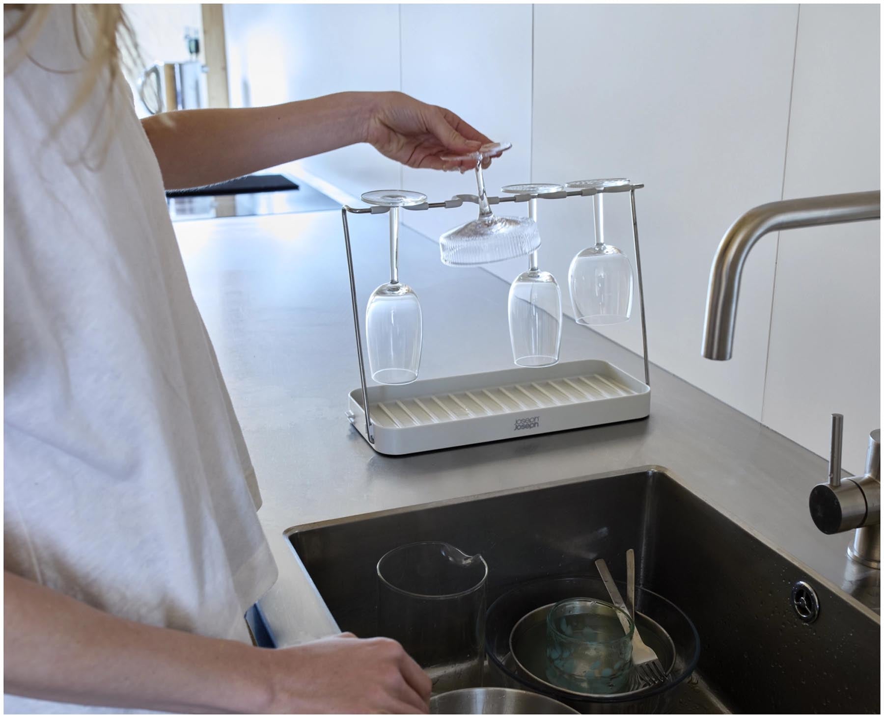 Elegantes DrySmart Abtropfgestell für Weingläser von Joseph Joseph, das stilvoll Wasser abführt und Platz in der Küche spart.