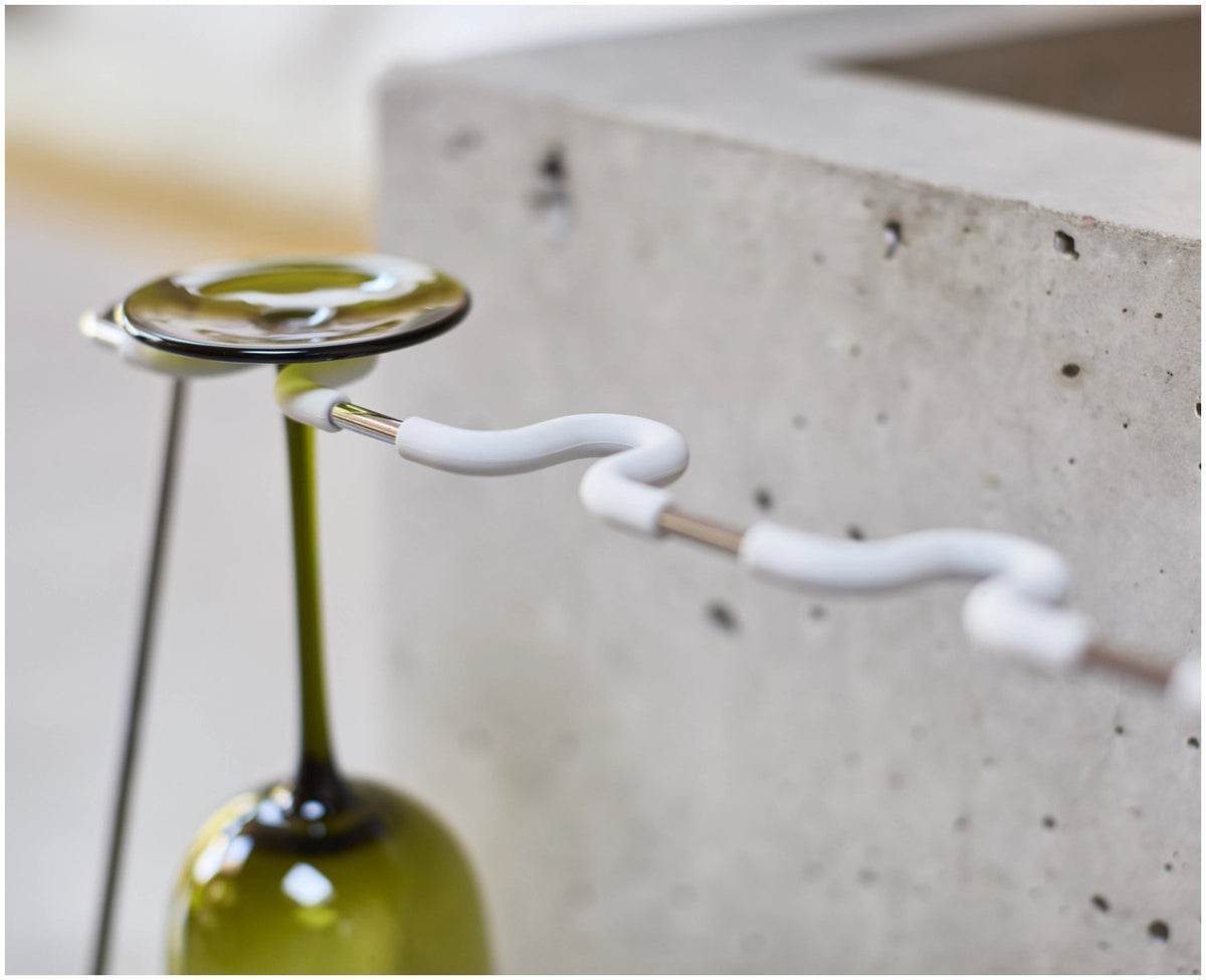 DrySmart Abtropfgestellt Weingläser in Grau präsentiert im Onlineshop von KAQTU Design AG. Abtropfgestell ist von Joseph Joseph