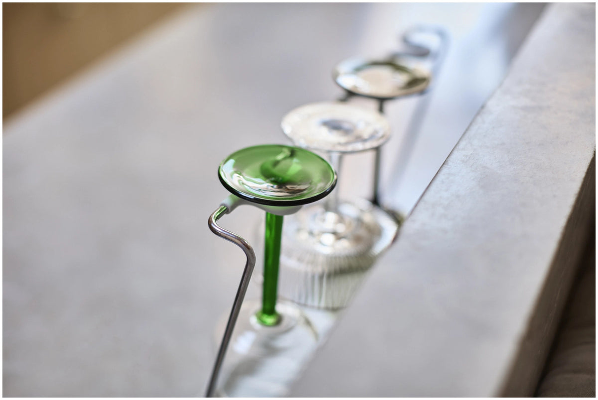 DrySmart Abtropfgestellt Weingläser in Grau präsentiert im Onlineshop von KAQTU Design AG. Abtropfgestell ist von Joseph Joseph